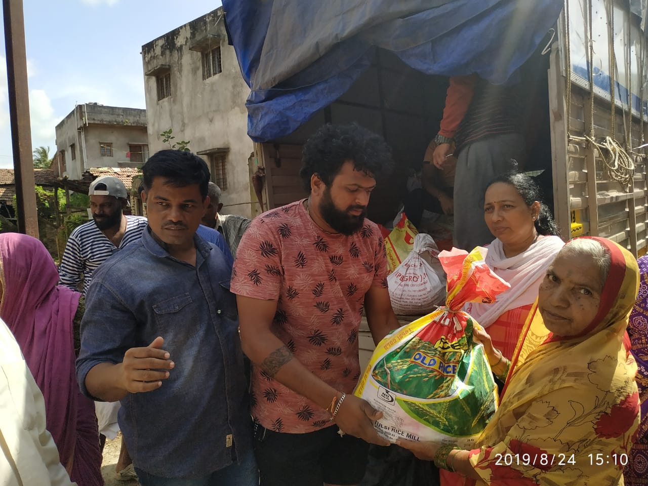 महाराष्ट्र के कोल्हापुर , सांगली , राएगढ़ (महाड़ ) अदि जिलों में आई प्रलय करी  बाढ़ में मुंबई पदाधिकारियों दवरा वितरित की जा रही राहत  सामग्री 